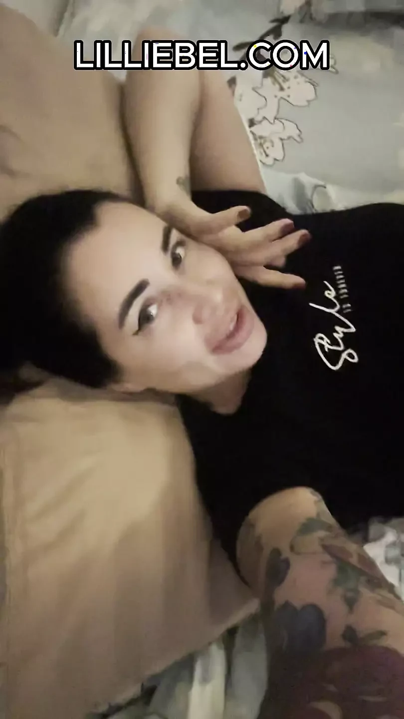 MAMMA RUSSA anale - una troia con le tette enormi ama giocare con dildo
