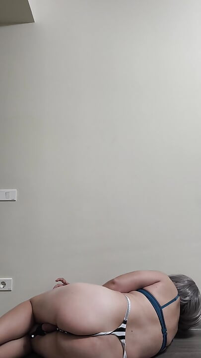 Crossdresser trong đít và con cu rung thong phình ra