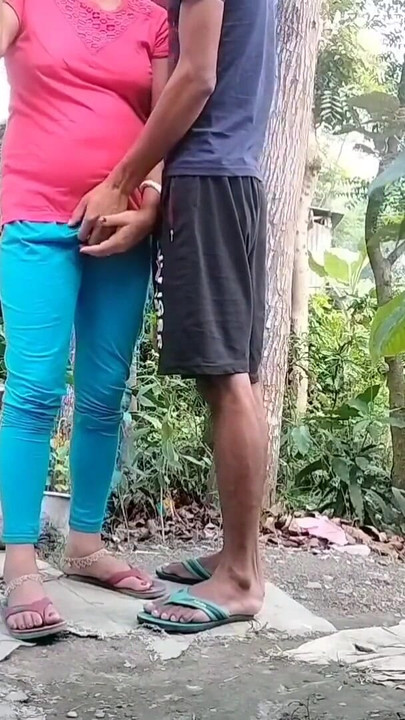 Ključni trenutak iz "Seoska djevojka seksa sa svojim dečkom u crvenom T-bartu na otvorenom (službeni video Villagesex91)"