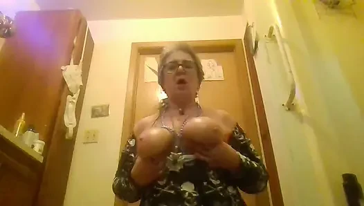 Yeni model ateşli vibe büyük dildolarla striptiz yapmaya ve kendine dokunmaya çalışıyor