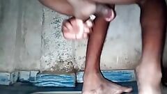 Chico del pueblo indio se masturba en la ducha al baño - indxdesi