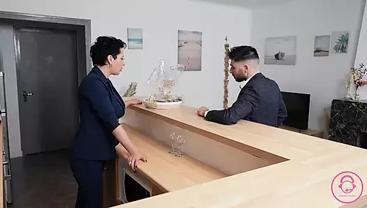 Французская милфа раздевается, сосет и скачет на члене доставки