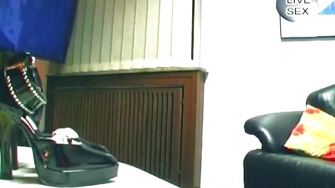 Morena extiende coño peludo con juguete de vidrio