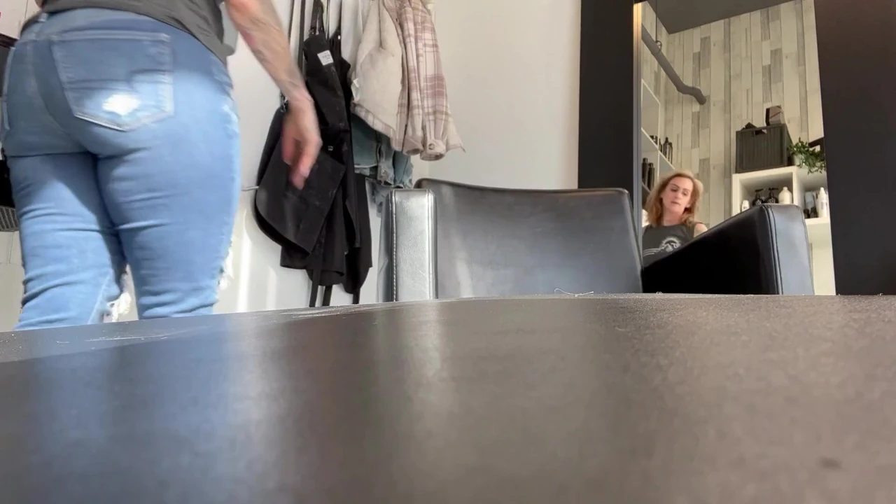 Gwen'in çizmeleri ve çorapları çıktıktan sonra istekli yüzünde yumuşak seksi tabanları