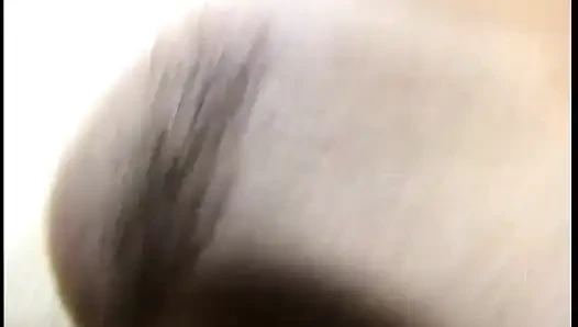 Brünette nimmt schwanz in ihre enge muschi, während sie auf dem bett liegt