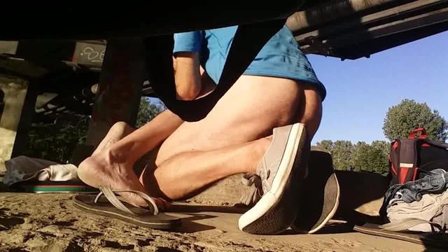 je suce un mec sous un pont