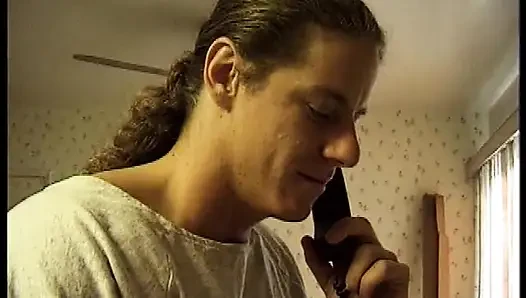 Sexy brünette und ihre blonde freundin werden mit einem gut bestückten hengst im bett verbunden