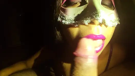 Ich gebe meinem freund einen blowjob und lasse seinen Penis mit viel rosa Lippenstift zurück und er kommt mit viel Sperma in meinen mund