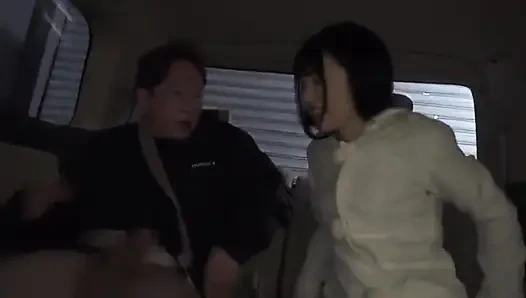 Gerginlik patlak verene kadar herkesin içinde öpüşüyor