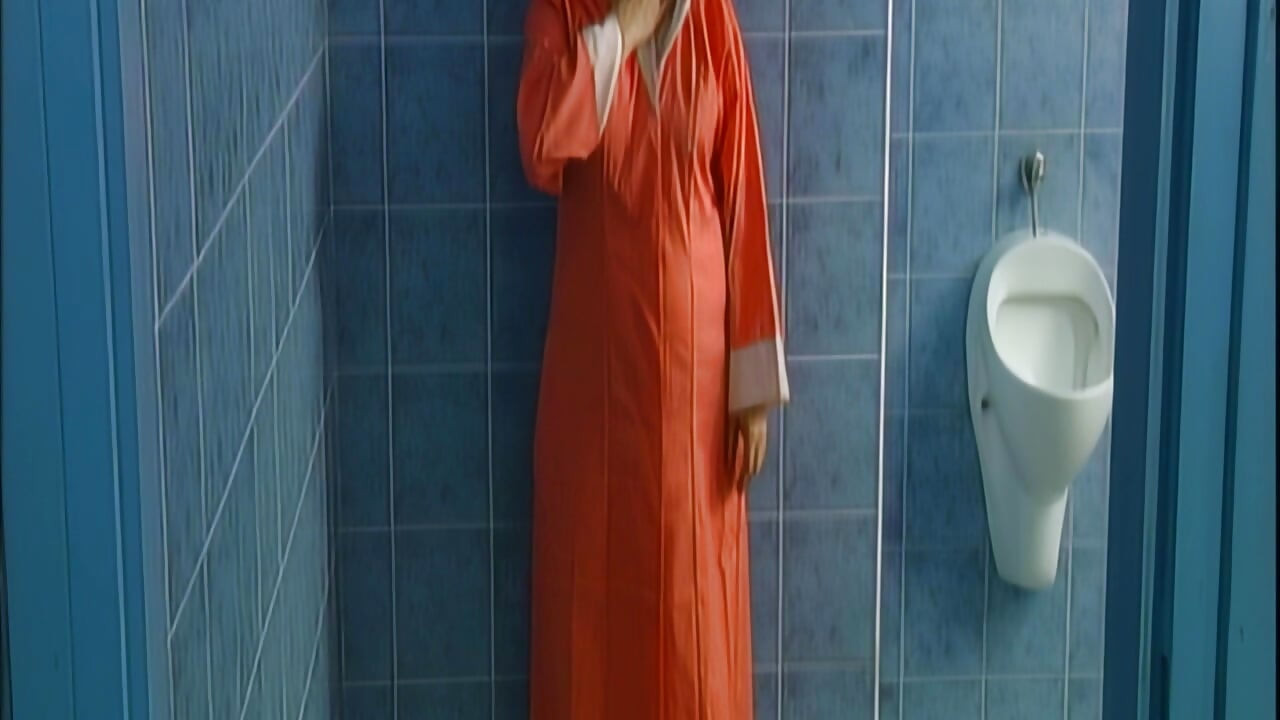 Seksi MILFA dobija mokru pičku i jebana jako i cumshot