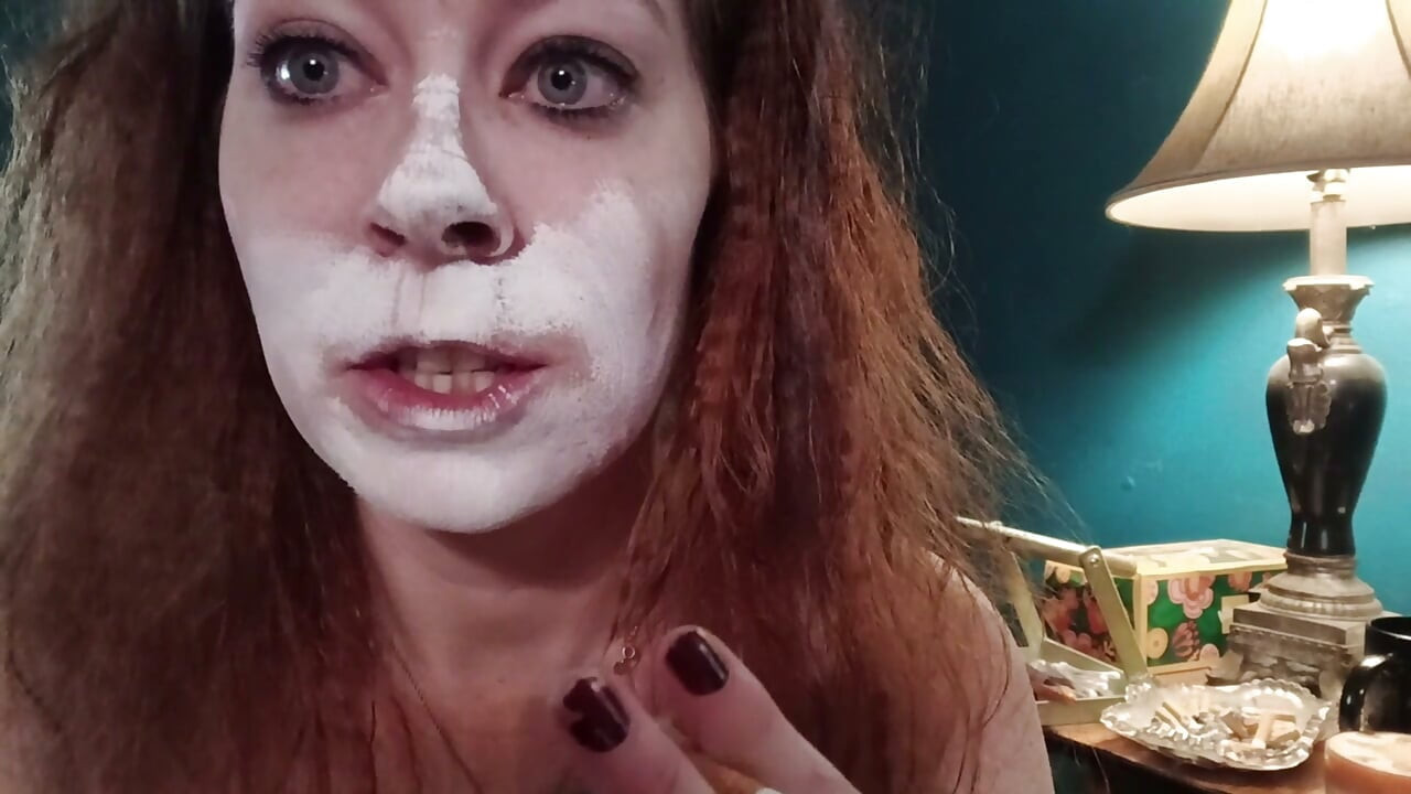 Clown-Make-up und Rauchfetisch
