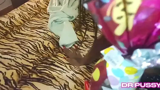 Чернокожая договаривается сделать анал со своим любовником в Пасхальный день в обмен на подарок-сюрприз и даже позволяет ему съесть ее киску без киски