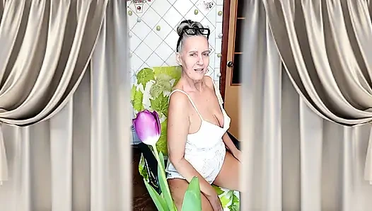 Heiße hausfrau lukerya flirtet online und zeigt ihre appetitliche füße