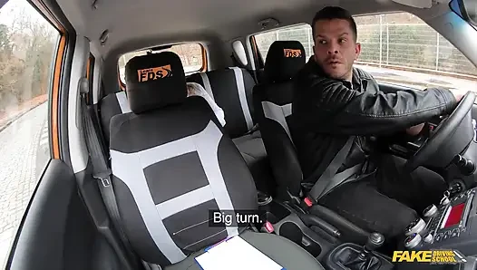 Fake driving school - crystal swift zeigt ihre titten, um einen führerschein zu machen