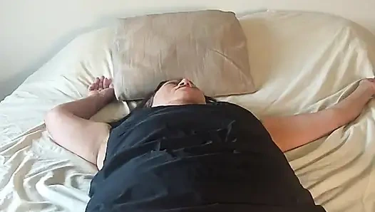 Aku lagi asik masturbasi memek dan pantatku pakai dildo di live streamingku.
