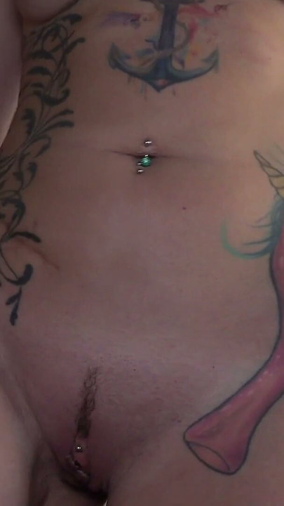 Tattoos und Piercings und fickt richtig gut mein Schwanz | Clip 1