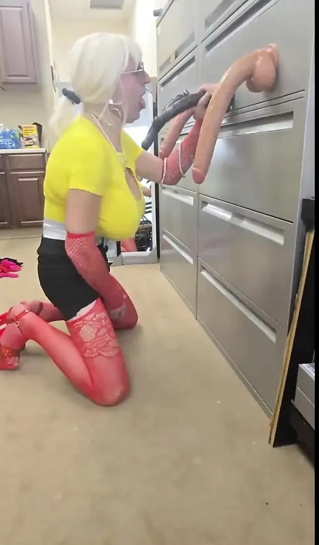 DeeDeeSlut69 Sucking Multi Cocks
