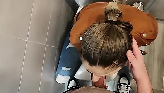 Blowjob Riskiert Im Badezimmer Der Universität Mit Meinem Professor!