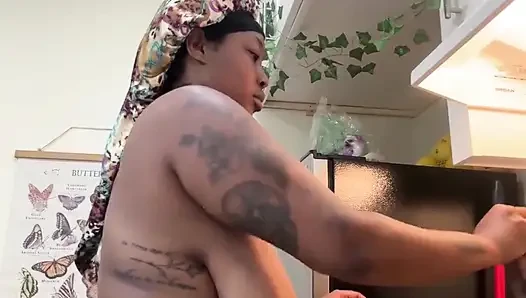 Pantat montok cewek kulit hitam ini dientot sambil bugil di dapur sambil masak