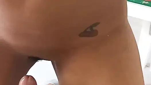 Pacarku pergi bekerja tapi berujung ngentot tapi dia janji akan bawa pulang uangnya dari new york