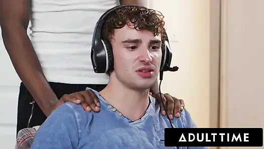 ADULT TIME - oyuncu Ryan Jacobs ve oda arkadaşı Jade Desire omuz masajsını mastürbasyon seansına dönüştürüyor
