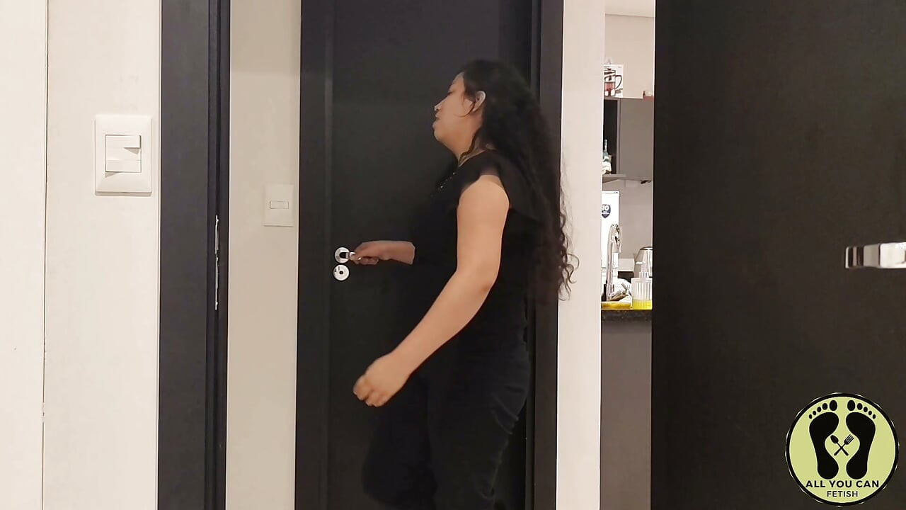 ORINA DESESPERADA EN EL BAÑO SUCIO DE LA PAREJA