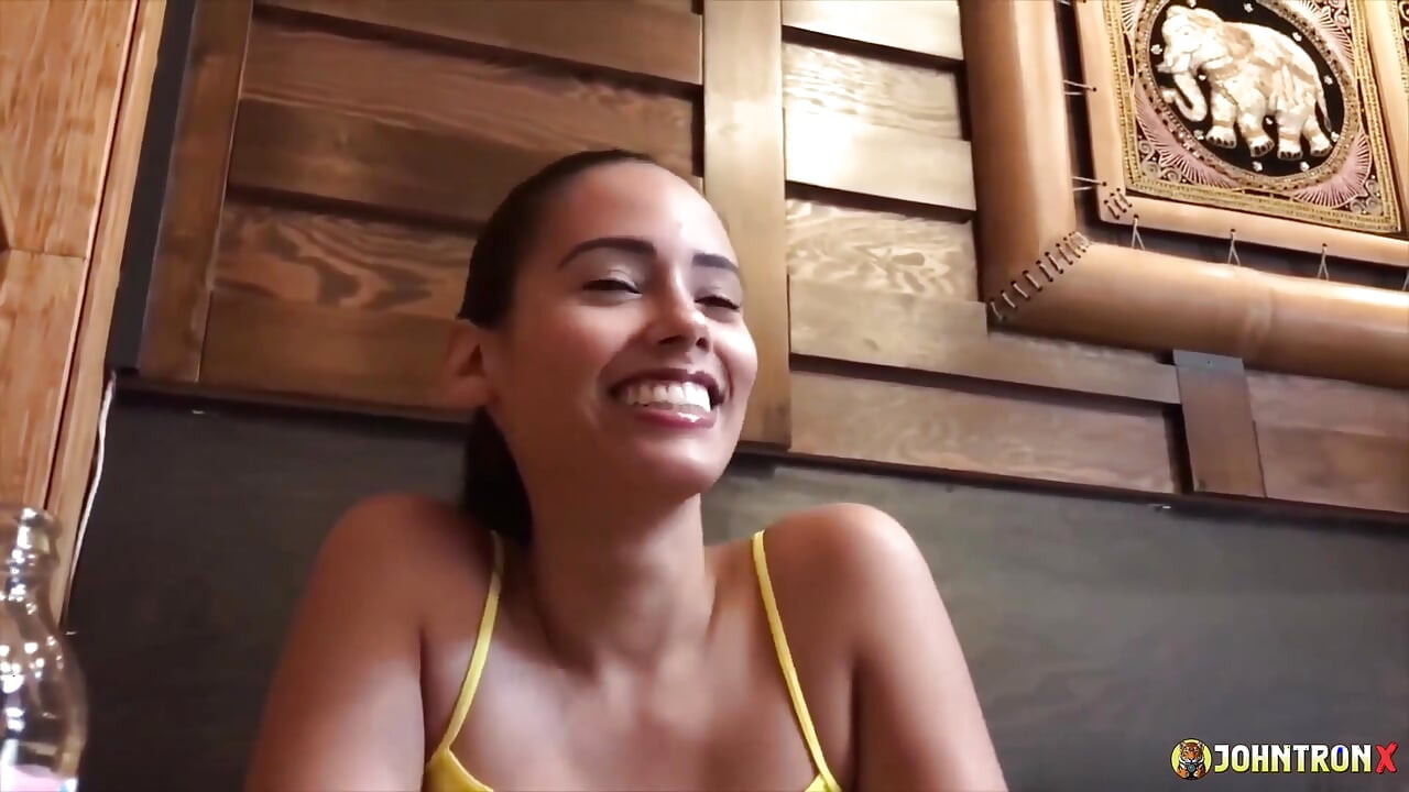Johntronx - ein sexy latina-schätzchen schüttelt diesen arsch wie ein profi
