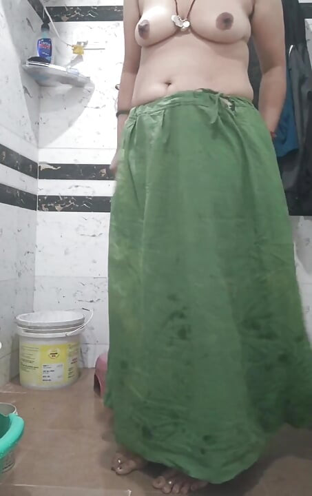 Hett bad baksida Priya Bhabi