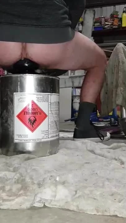 Lentamente allungandomi ulteriormente 4,5 plug anale xxl enorme