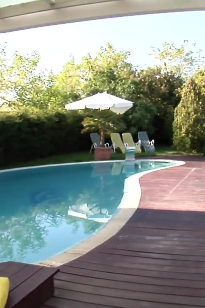 性感的婊子张开双腿，情人舔她的阴户并被指交