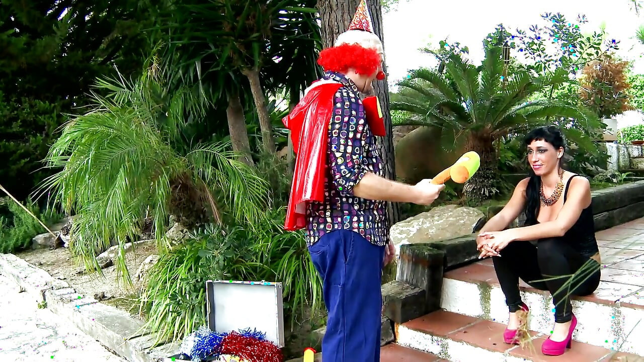 我喜欢在我的菊花里有一个假阳具, 然后被陌生人狠操