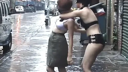 Azgın dominatrix hatunlar meme uçlarını kenetlerken büyük memeli sürtüğü buluyor - (videoda müzikten başka ses yok)