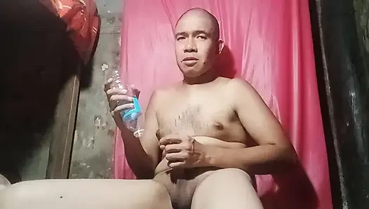 Yarağımı plastik şişeye sokuyorum