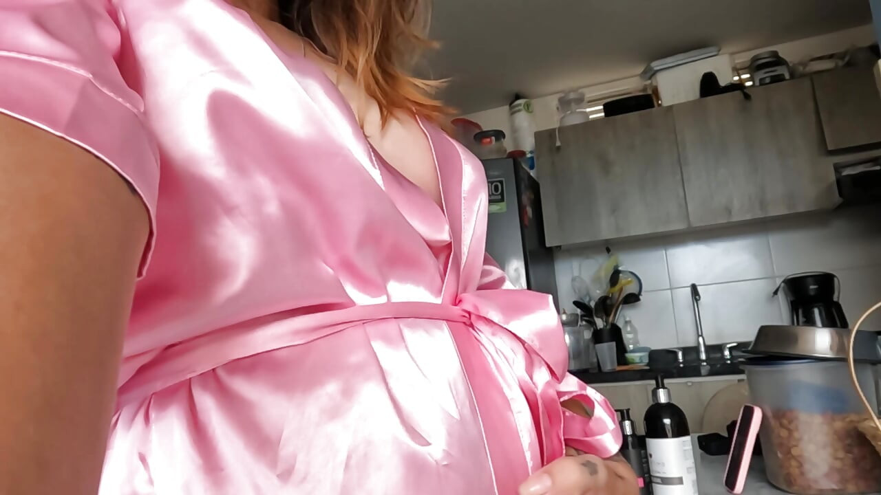 懷孕4個月的媽媽給了我她美味的乳汁