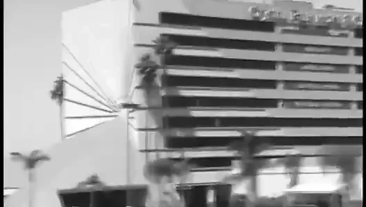 Siyah sürtük tıraşlı amcığını yalatıyor ve sonra siyah yarağa biniyor