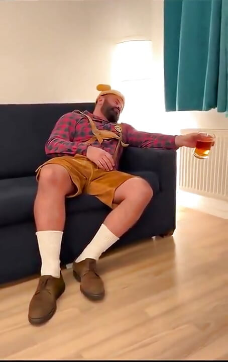 Μάτσο της Oktoberfest γαμάει τον θηλυπρεπή σύζυγό του