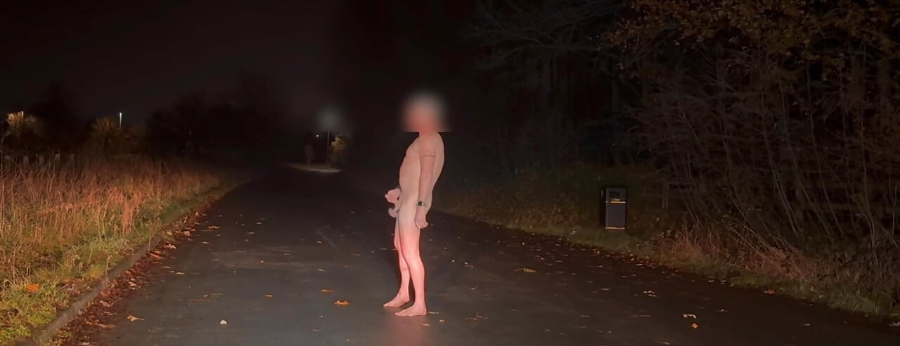 車が通り過ぎるときに裸足で大きなチンコをオナニーしている