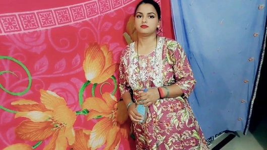 Desi Bhabhi pergi untuk membujuk saudara iparnya dengan memijat minyak dan mulai menggoyangkan penisnya