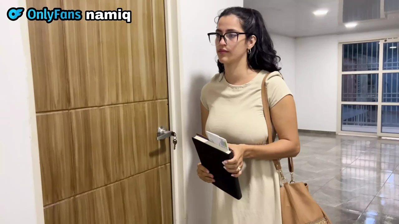 拥有巨大奶子的宗教女人敲我的门，我把我的鸡巴放在她的屁股上