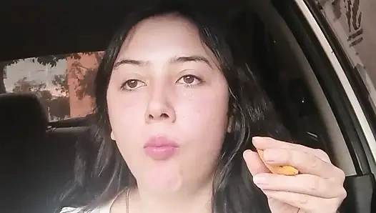 Arabada yemek yiyor