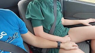 Objeto estranho voa para dentro do carro enquanto dirige e fode minha namorada com o dedo