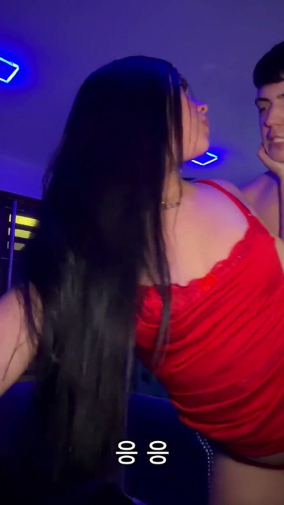 HERMOSA COLOMBIANA EN VESTIDO ROJO su novio la detiene y le da LECHE EN LA CARA | Clip 1