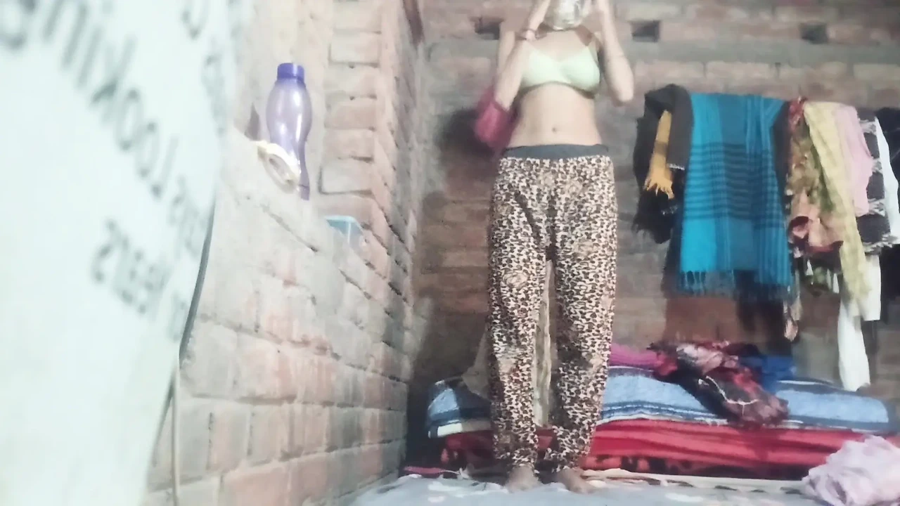 站着裸体跳舞，摇晃的胸部和毛茸茸的阴户，完美的奶子和阴户特写。