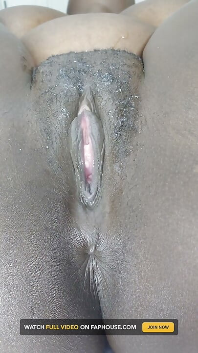 ¡Primer plano extremo de coño jugado - chica caliente con coño grande masturbándose hasta el orgasmo!