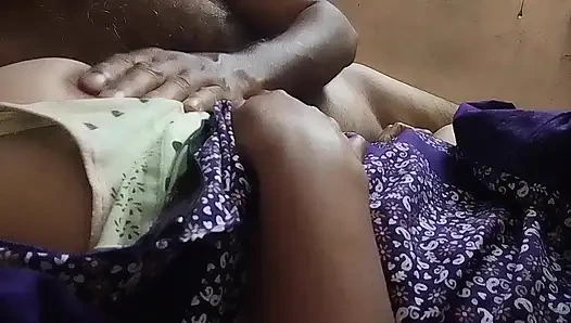 Tamil köylü kızının göğüslerine kocası tarafından masaj yaptırılıyor