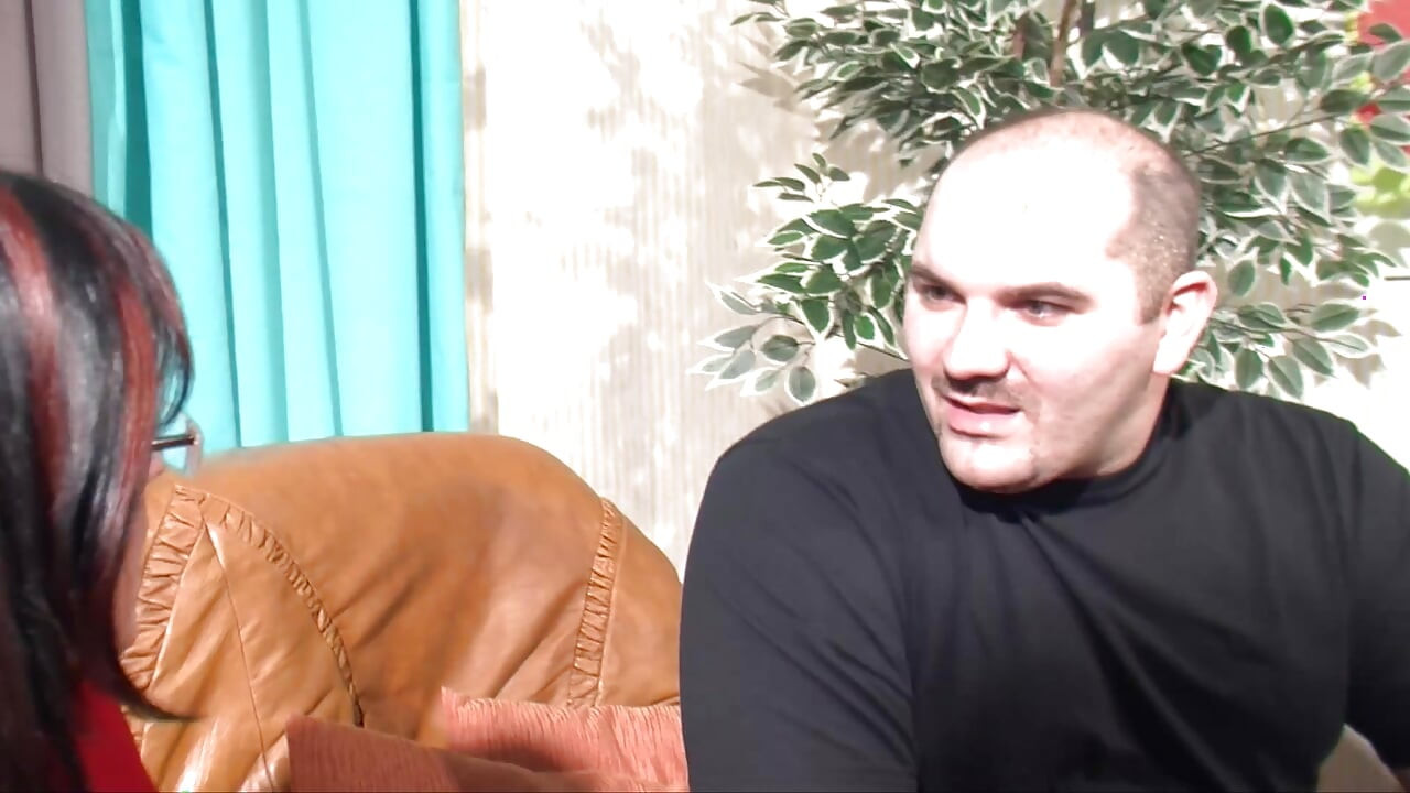 Njemačka kurva s velikim sisama dijeli veliki kurac s kurvastom časnom sestrom