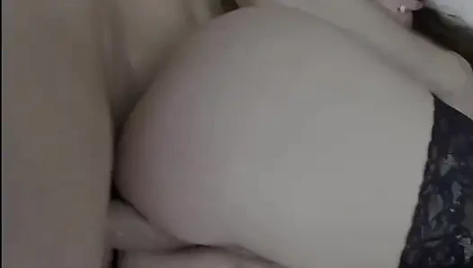 Bu Genç Orospu Için Anal Yumruk Ve Kocaman Bir Penis Poposuna Girdi.