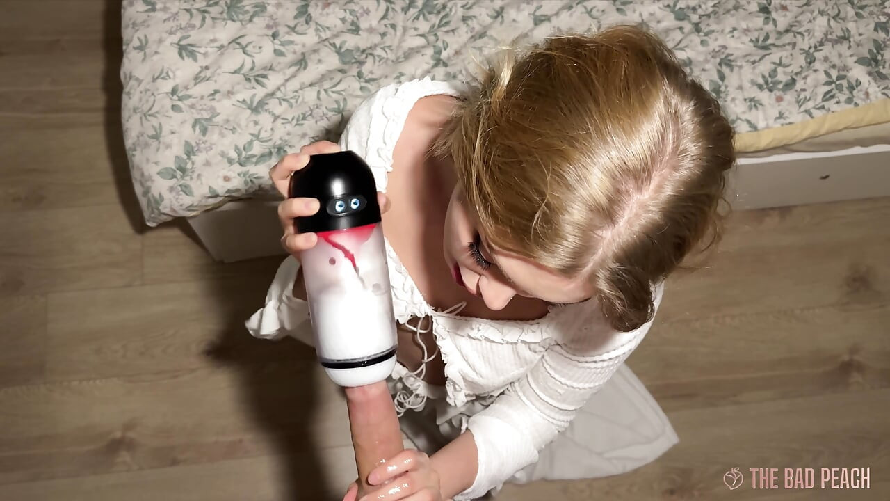 Który jest lepszy? Jej usta czy zabawka?