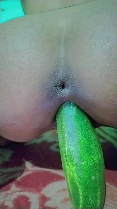 meri desi sexi bhabhi ne apni pyasi chut me dala bhot bada khira or dal ke bhot maze liya apne boobs ko bhi khub dbaye jisko bhi dabana ho.