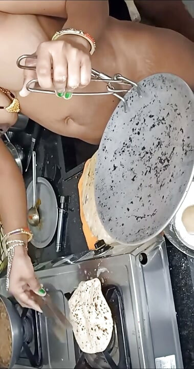 Bhabhi a fost prinsă de devar în timp ce făcea roti, devar a liniștit-o cu dragoste și apoi i-a băgat pula în gură